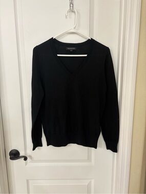 Banana Republic 100% Extra Fine Merino Wool V Neck Sweater Black M